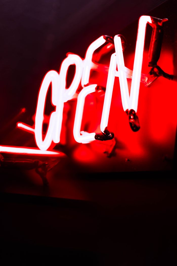 Podświetlony neon reklamowy